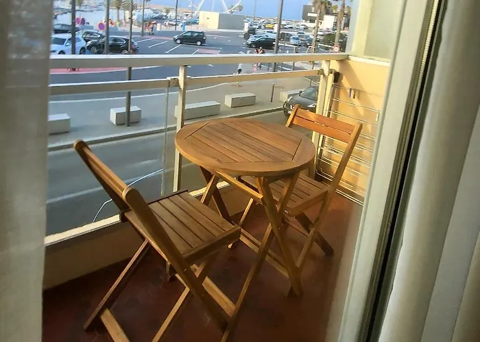 Adorable Petit Avec Magnifique Vue Sur Le Port De *